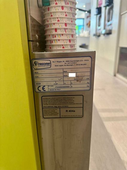 Diverse Lebensmitteltechnik Eisvitrine, Maschinen „Frozen Yoghurt Frigomat“, Kühlvitrinen u.a. zu verkaufen