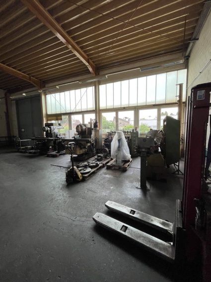 Various metalworking machines column drilling machines, CNC lathes, etc. for sale