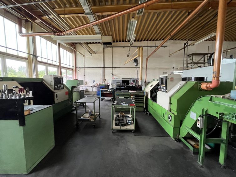 Various metalworking machines column drilling machines, CNC lathes, etc. for sale