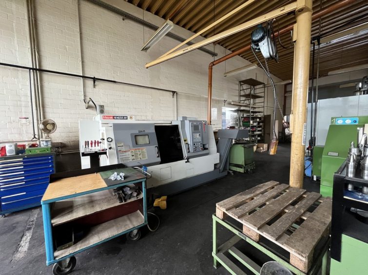 Various metalworking machines column drilling machines, CNC lathes, etc. for sale