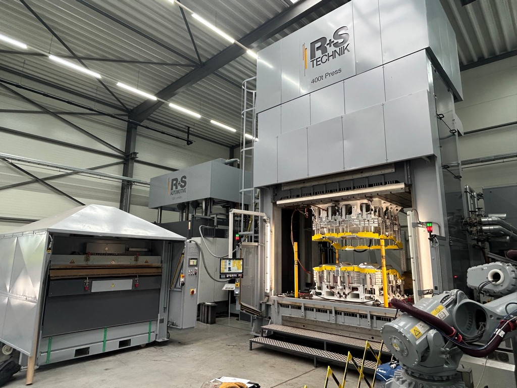 R + S Automotive 400t double column press for sale